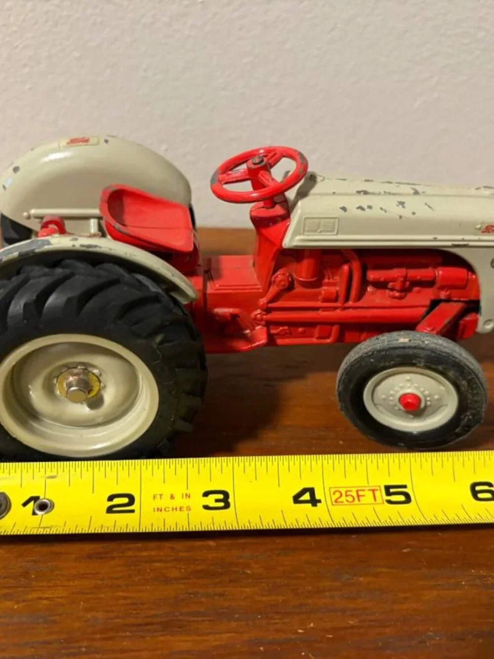 Ford ERTL 8N Die‐Cast Tractor – 1/32 Scale Vintage Red Metal Farm Toy